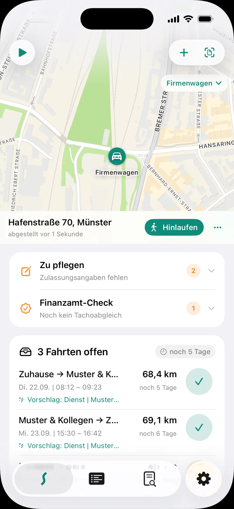 Startseite: Karte mit dem geparkten Firmenwagen, darunter „Zu pflegen“, der Finanzamt-Check und drei offene Fahrten mit Vorschlag.